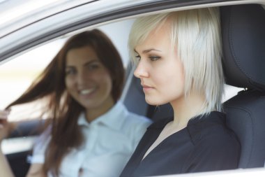 genç kadın arabada konuşuyor