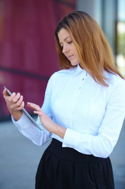 tablet pc ile güzel kız