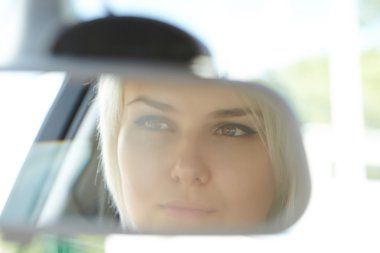 Araba kullanan kadın.