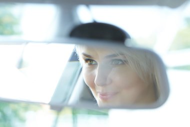 Araba kullanan kadın.