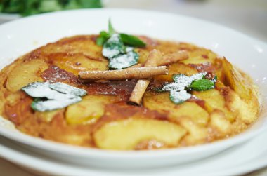 elmalı turta nane ve tarçın ile