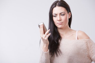 Cep telefonu olan kadın.