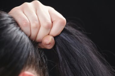 uzun siyah saçları