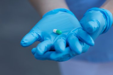 Doktor ilaç kapsül holding