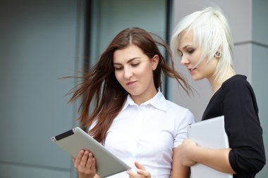 Dijital aygıtları ile iş kadınları