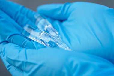 şişeleri tutan doktor