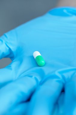 Doktor holding tıbbi kapsül