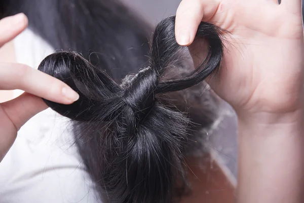 Femme aux longs cheveux noirs — Photo