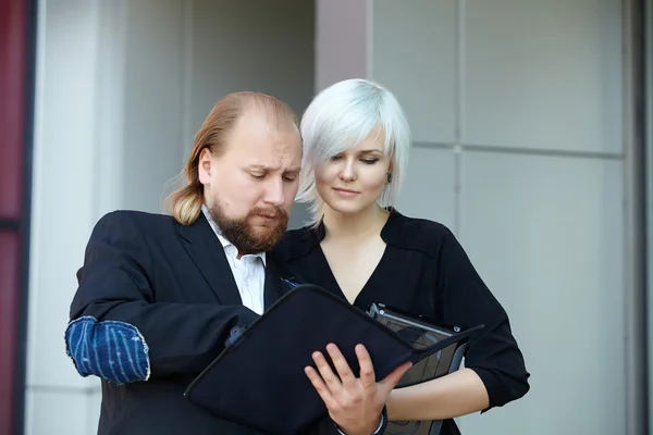 Hombre de negocios y mujer de negocios discutiendo — Foto de Stock