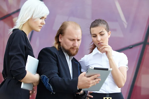 Biznesmen i biznes kobiety dyskusji — Zdjęcie stockowe