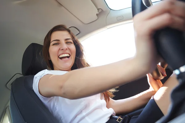 Attraktive Mädchen im Auto — Stockfoto