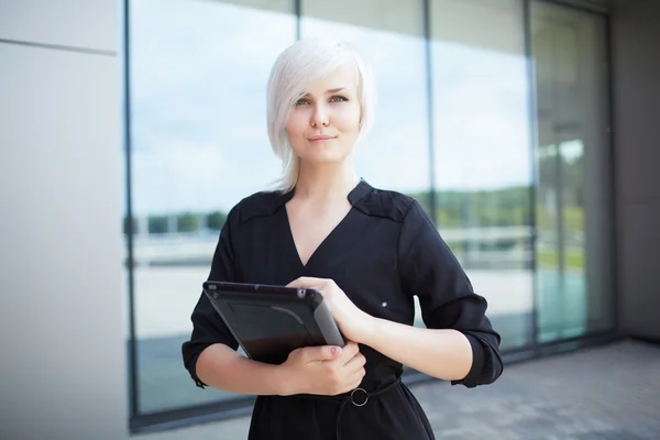 Mädchen hält Tablet in der Hand — Stockfoto