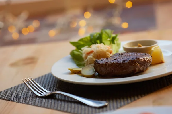 Filete con salsa y verduras — Foto de Stock