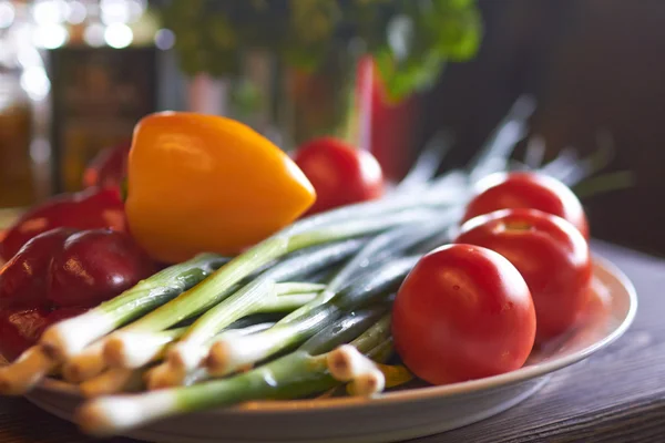 Verse groenten op bord — Stockfoto