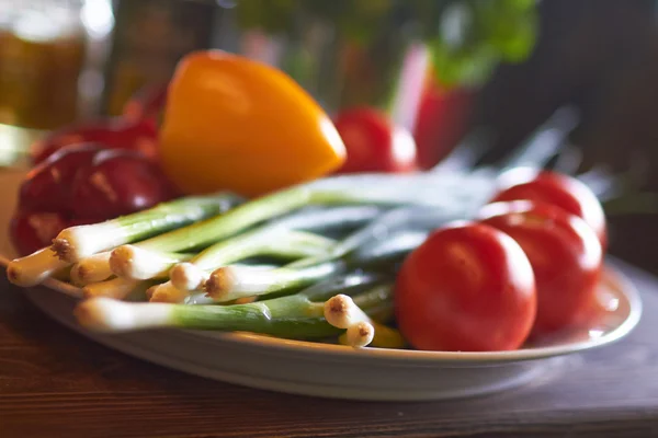 Verduras frescas en plato — Foto de Stock