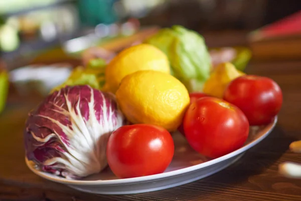 Légumes frais sur assiette — Photo