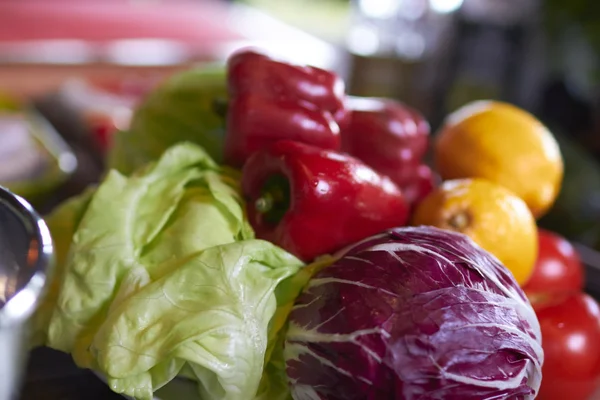 Verduras frescas en plato — Foto de Stock