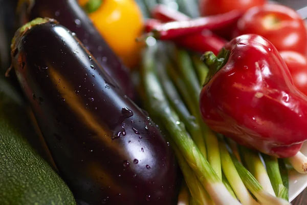 Verduras frescas en plato — Foto de Stock