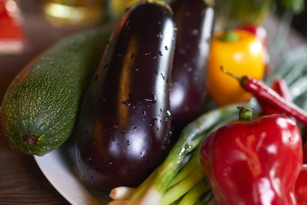 Verduras frescas en plato — Foto de Stock