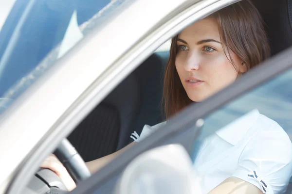 Schöne Frau im Auto — Stockfoto