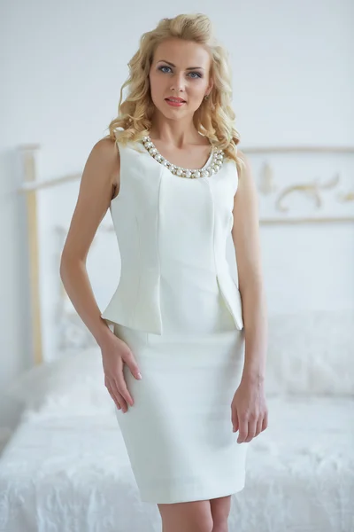 Блондинка в білій сукні — стокове фото