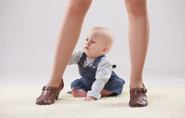 Bébé entre les jambes de maman — Photo