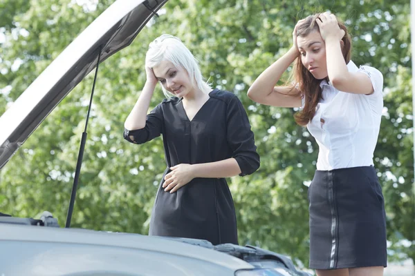 Schöne Frauen neben kaputtem Auto — Stockfoto