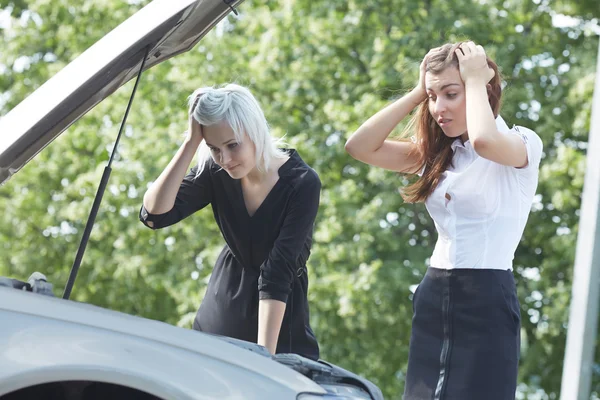 Frauen stehen neben kaputtem Auto — Stockfoto