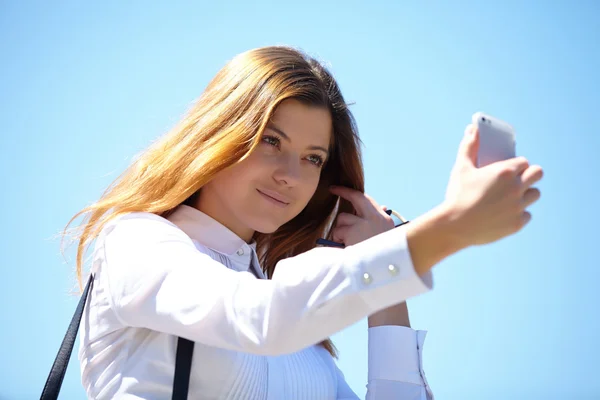 Дівчина тримає мобільний телефон — стокове фото