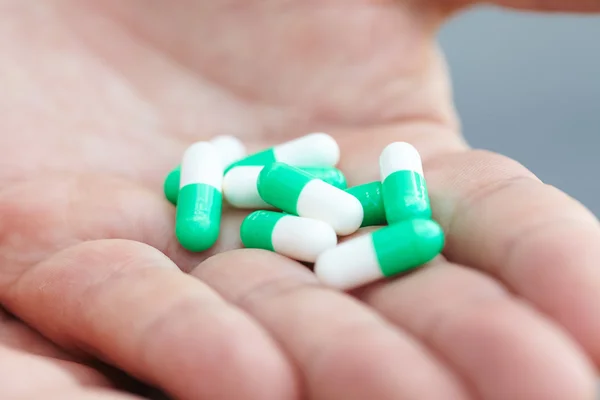 Doctor gave patient capsules — Stock Photo, Image