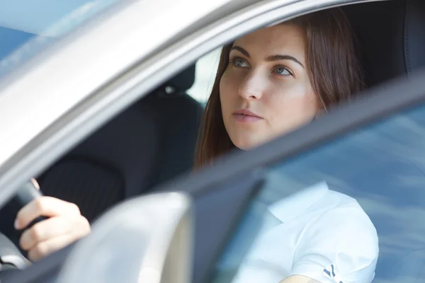 Mulher bonita no carro — Fotografia de Stock