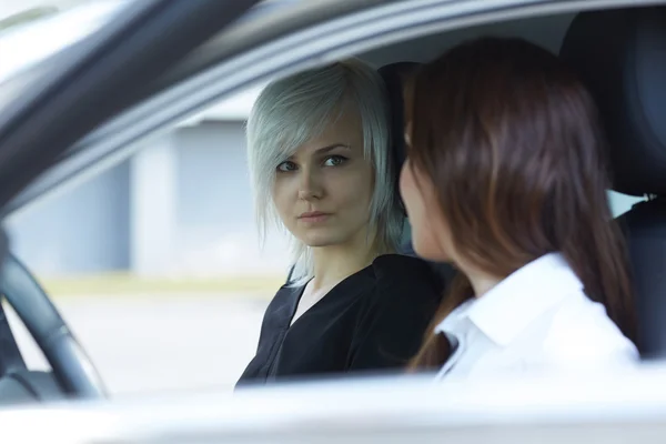 Mulheres jovens falando no carro — Fotografia de Stock