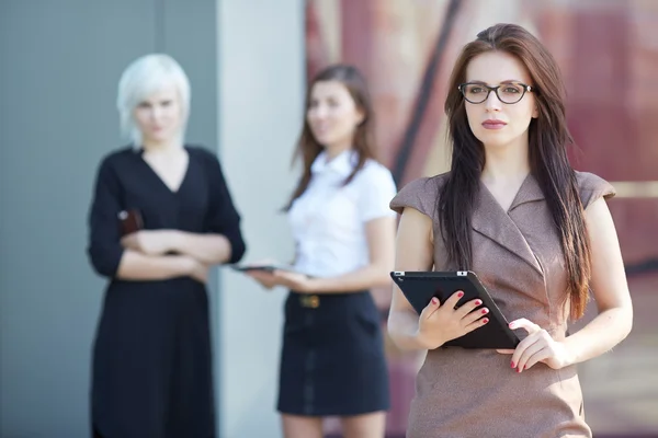 Geschäftsfrauen mit Gadgets auf der Straße — Stockfoto