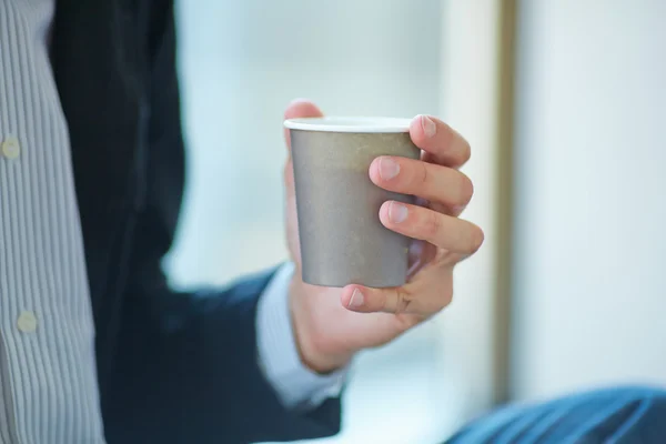 Hombre sosteniendo taza de café — Foto de Stock