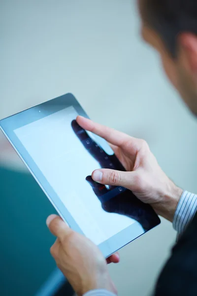 Man holding tablet — Stock Photo, Image