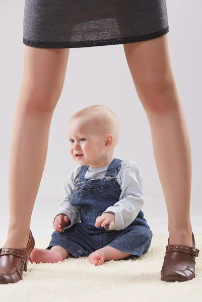 Bébé entre les jambes féminines — Photo