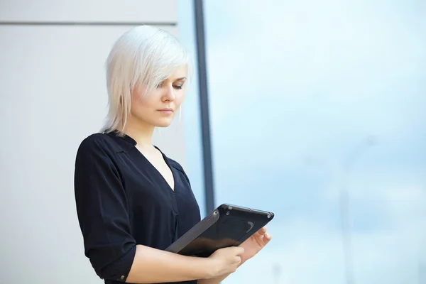 Affärskvinna med tablettdator — Stockfoto