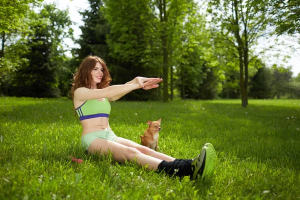 Hermosa mujer con mancuernas — Foto de Stock