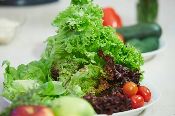 Légumes frais sur assiette — Photo