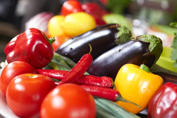 Verduras frescas en plato — Foto de Stock