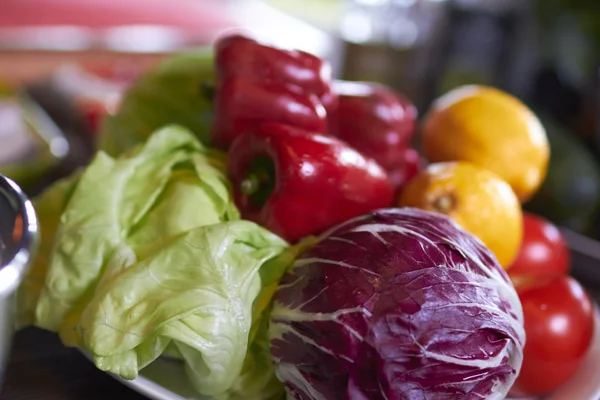 Légumes frais sur assiette — Photo