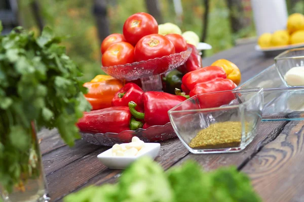 Légumes frais sur assiette — Photo