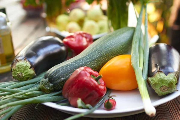 Färska grönsaker på tallriken — Stockfoto
