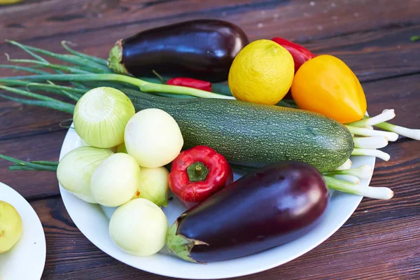 Verduras frescas en plato — Foto de Stock