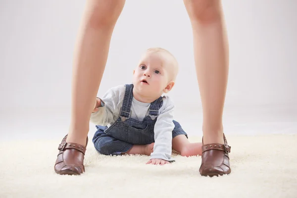 Bébé entre les jambes féminines — Photo