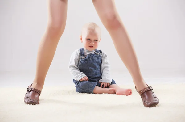 Baby tussen vrouwelijke benen — Stockfoto