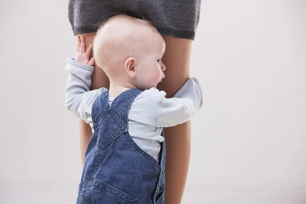 Bébé entre les jambes féminines — Photo