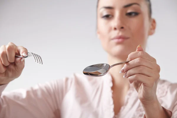 Mujer con utensilios de metal — Foto de Stock