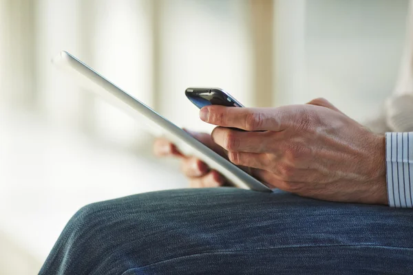 Man met digitale tablet — Stockfoto