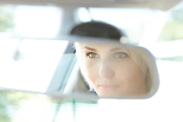 Mujer conduciendo coche — Foto de Stock